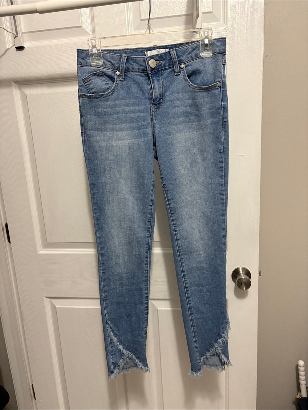 1822 Denim Light Blue Cropped Ankle Jeans with Frayed Hem